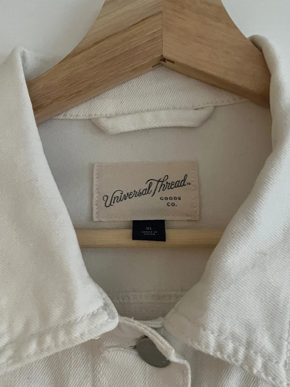 Universal Thread classic white